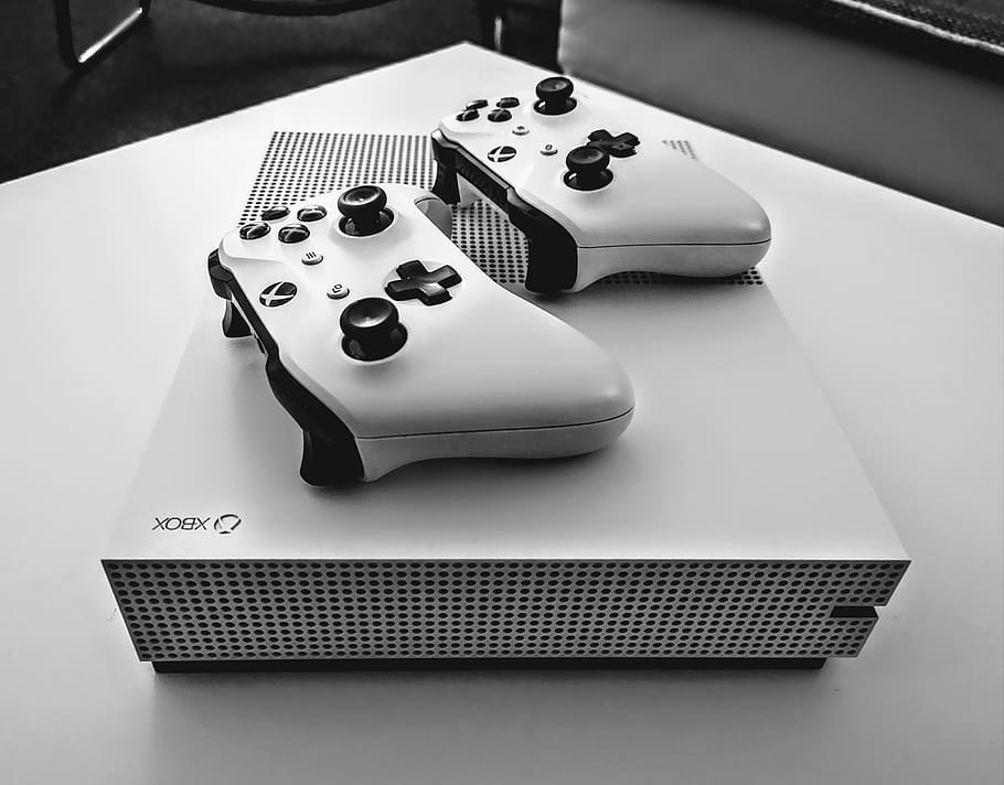 xbox, jocs, consola de jocs, consola, natura morta, taula, a l'interior, primer pla, cap gent, vista d’angle alt, cultura i entreteniment artístic, sort, centrar-se en primer pla, jocs d’oci, Finances, nombre, comunicació, negocis, joc, tallar, oportunitat, guitarra, tir de l'estudi, relaxació, 2K