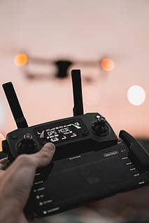 Télécommande numérique noire, la personne, Humain, timisoara, Roumanie, électronique, doigt, télécommande, la photographie, photo, adaptateur, jeux vidéo, drone, portrait, bokeh, aérien, de haut en bas, ciel, le coucher du soleil, avion, éloigné, main humaine, une personne, main, partie du corps humain, Vrais gens, la communication, en portant, La technologie, Hommes, à l'intérieur, Activité de loisir, fermer, Occupation, se concentrer sur le premier plan, contrôle, la musique, mise au point sélective, modes de vie, couleur noire, 5K, CC0, domaine public, libre de droits