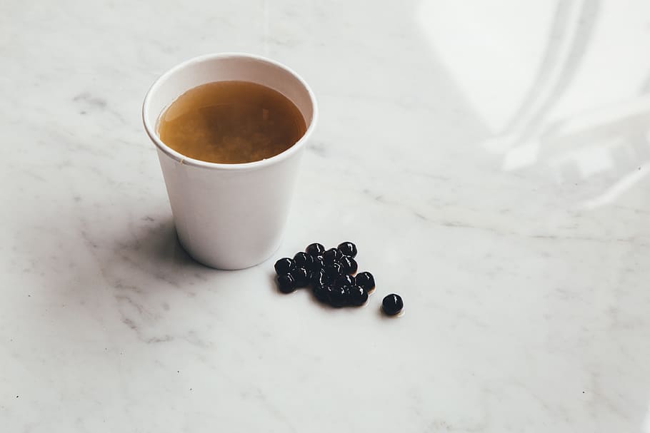 blanc, ceràmica, tassa, al costat, grans de cafè, asiàtic, beure, begudes, tapioca, te, te de bombolles, menjar i beguda, menjar, frescor, cafè - beguda, cafè, refresc, a l'interior, fruita, vista d’angle alt, tassa de cafè, alimentació saludable, cap gent, taula, primer pla, benestar, color negre, beguda calenta, vaixella, 5K