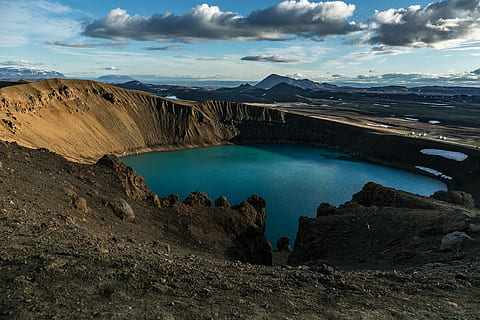 aéreo, foto, lago, nuvens, cratera, luz do dia, meio Ambiente, gelo, panorama, montanhas, natureza, ao ar livre, rochas, cenário, cênico, céu, neve, pedras, agua, scenics - natureza, nuvem - céu, beleza na natureza, cena tranquila, montanha, tranquilidade, cena não urbana, Rocha, idílico, terra, sólido, rock - objeto, cadeia de montanhas, ninguém, cratera vulcânica, turquesa colorida, formação, 2K, CC0, domínio público, royalty free