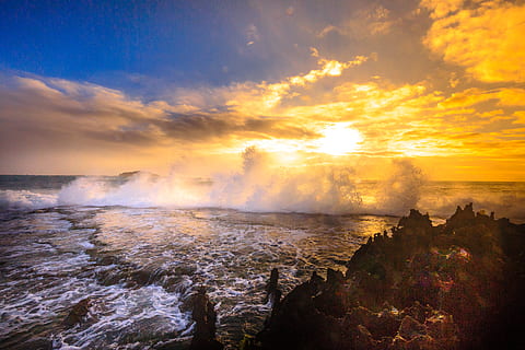 orange, indstilling, sol, horisont, strand, skyer, cloudscape, daggry, skumring, aften, landskab, natur, ocean, udendørs, klipper, naturskøn, hav, marinemaleri, kysten, kyst, silhuet, himmel, skyscape, storm, solnedgang, surf, rejse, vand, bølger, geologi, scenics - natur, skønhed i naturen, magt i naturen, varme - temperatur, bevægelse, miljø, rejsemål, strøm, klippe, rock-objekt, ingen mennesker, damp, sky - himmel, varm kilde, 5K, CC0, offentligt domæne, royaltyfrie