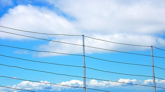 Áustria, schladming, nuvem - céu, céu, cabo, eletricidade, visão de baixo ângulo, tecnologia, azul, conexão, ninguém, geração de combustível e energia, fonte de energia, linha de energia, dia, natureza, ao ar livre, pilão de eletricidade, fio, Linha de telefone, beleza na natureza, arquitetura, paralelo, acima, caos, 5K, CC0, domínio público, royalty free