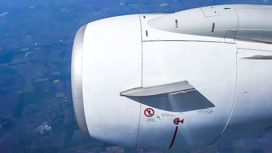 fliegen, Flug, Motor, Flugzeug, Flugzeugmotor, Luft, Ebene, hoch, Himmel, Aussicht, Achtung, Fenster, Luftfahrzeug, Transport, Transportmittel, Reise, Verkehrsflugzeug, keine Leute, fliegend, Tag, Nahansicht, Luft-und Raumfahrtindustrie, Natur, Flughafen, draußen, weiße Farbe, Glas - Material, Geschäft, die Architektur, Verlassen, 4K