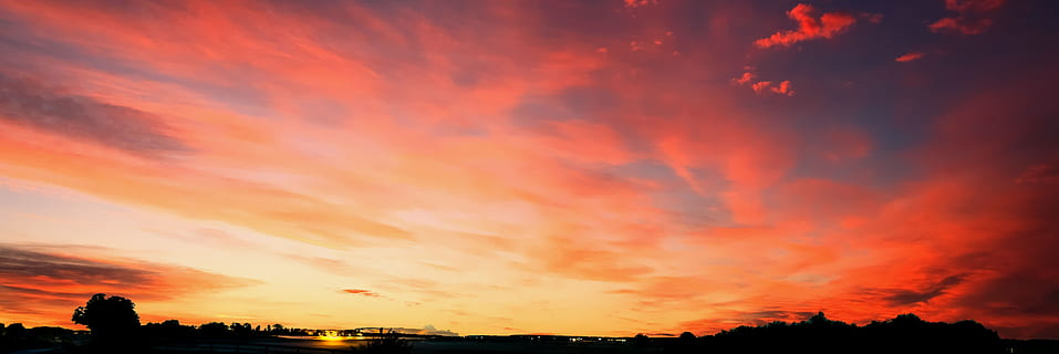 fotografia de silueta, arbres, retroil·luminat, núvols, fosc, alba, dramàtica, tarda, idíl·lic, paisatge, naturalesa, panorama, escènic, cel, skyscape, sol, posta de sol, temps, núvol - cel, escenics - natura, bellesa a la natura, color taronja, tranquil·litat, silueta, escena tranquil·la, cap gent, cel dramàtic, vespre, arquitectura, cloudscape, vermell, a l'aire lliure, ciutat, cel romàntic, 5K, CC0, domini públic, lliure de regalies