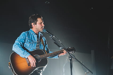 mand, ved brug af, guitar, udfører, scene, musik, musiker, musikinstrument, kunstkultur og underholdning, kunstner, streng instrument, ydeevne, spille, en person, musikalsk udstyr, mikrofon, guitarist, input enhed, herrer, scene - ydeevne plads, sang, kopiere plads, sanger, plukning af et instrument, dygtighed, modne mænd, elektrisk guitar, natteliv, populær musik koncert, 4K, CC0, offentligt domæne, royaltyfrie