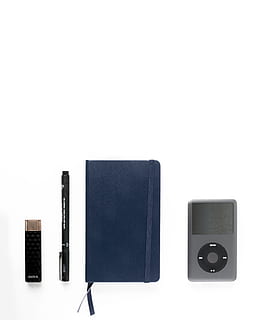 ipod, notesbog, dagbog, flatlay, Fineliner, memory stick, musik, teknologi, hvid baggrund, studio skud, skåret ud, indendørs, kopiere plads, sort farve, ingen mennesker, trådløs teknologi, forbindelse, bærbar informationsenhed, fotografering temaer, meddelelse, stilleben, udstyr, smart telefon, computer, computerudstyr, bærbarhed, 2K, CC0, offentligt domæne, royaltyfrie