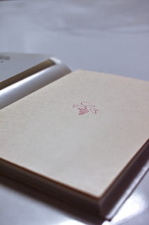 rajola marró, text, diari, símbol, llibres, japonès, estampació, llibres antics, vermell, escriptura a mà, alfabet, goma d'esborrar, pàgina, cal·ligrafia, document, electrònica, etiqueta, sobre, llibre, ordinador, teclat, paper, a l'interior, cap gent, natura morta, taula, primer pla, emoció, emoció positiva, amor, vista d’angle alt, comunicació, celebració, forma del cor, centrar-se en primer pla, enfocament selectiu, carta, publicació, llapis, creativitat, carta d’amor, 5K, CC0, domini públic, lliure de regalies