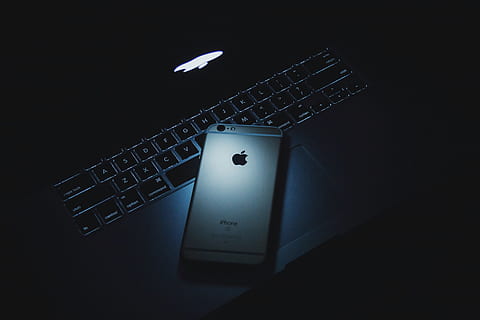 foncé, macbook, iphone, La technologie, technologie, équipement informatique, ordinateur, clavier d'ordinateur, clavier, la communication, Technologie sans fil, lien, clé d'ordinateur, l'Internet, à l'intérieur, partie informatique, nuit, réseau informatique, portable, personne, fond noir, prise de vue en studio, ordinateur de bureau, pirate informatique, crime d'ordinateur, communications globales, de mauvais augure, 2K, CC0, domaine public, libre de droits