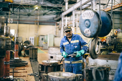 darbuotojas, elektrinis, transnet, vyras, dirbtuvės, sandėlis, profesija, industrija, darbo, įranga, Vaizdas iš priekio, apsauginiai darbo drabužiai, patalpose, apsauga, vienas asmuo, vyrai, žiūri į fotoaparatą, apsauginiai akiniai, gamykla, stovėti, šalmas, saugumą, gamybos įranga, galvos apdangalai, skrybėlę, metalo pramonė, 1080P, CC0, Viešasis domenas, nemokamai