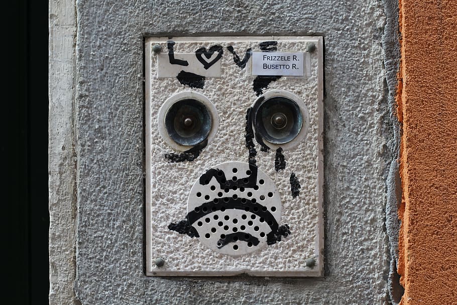 hvid kamera, graffiti, kærlighed, klangfarve, dørklokken, tæt på, ingen mennesker, metal, kontrollere, murbygningsfunktion, sikkerhed, meddelelse, dag, teknologi, beskyttelse, elektricitet, hul, nummer, skilt, form, trykknap, forbindelse, bygget struktur, tekst, Strømforsyning, 5K