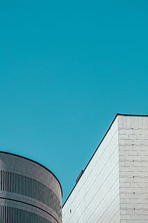 edificio in cemento bianco, architettura, costruzione, esterno dell'edificio, struttura costruita, cielo, cielo sereno, Inquadratura dal basso, blu, copia spazio, natura, giorno, nessuno, moderno, luce del sole, sezione alta, città, all'aperto, edificio per uffici esterno, caratteristica della parete, industria, 5K, CC0, dominio pubblico, privo di copyright