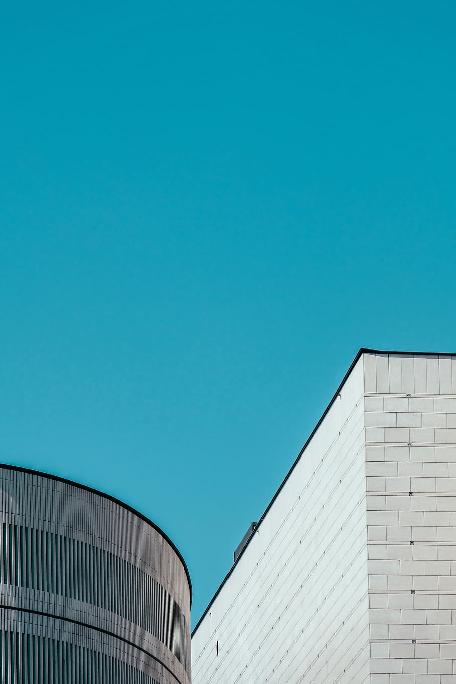 edifici de formigó blanc, arquitectura, edifici, exterior de l'edifici, estructura construïda, cel, cel clar, vista d’angle baix, blau, còpia espai, naturalesa, dia, cap gent, modern, llum solar, secció alta, ciutat, a l'aire lliure, exterior d’edifici d’oficines, funció de construcció de parets, indústria, 5K