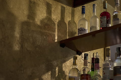 beure, ombra, barra, ampolla, contenidor, funció de construcció de parets, cap gent, celler, a l'interior, arquitectura, alcohol, ampolla de vi, vidre - material, refresc, menjar i beguda, estructura construïda, en fila, prestatge, vi, natura morta, vidre, edifici, vi negre, 4K, CC0, domini públic, lliure de regalies