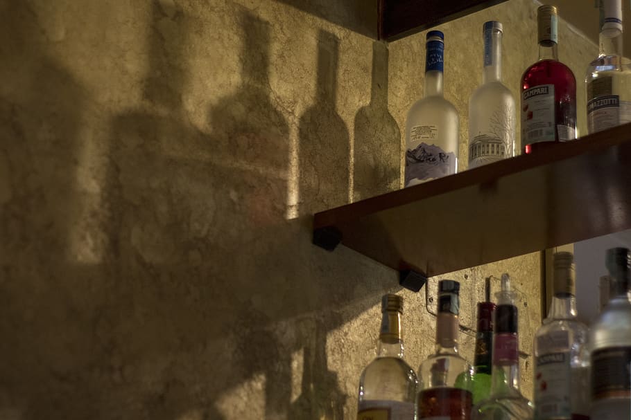 beure, ombra, barra, ampolla, contenidor, funció de construcció de parets, cap gent, celler, a l'interior, arquitectura, alcohol, ampolla de vi, vidre - material, refresc, menjar i beguda, estructura construïda, en fila, prestatge, vi, natura morta, vidre, edifici, vi negre, 4K