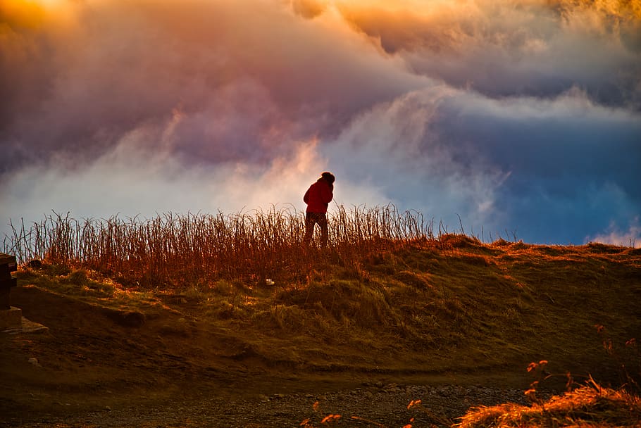 paisatge, núvol, posta de sol, muntanya, tarda, dona, silueta, la soledat, camp, atmosfera, estrany, tempesta, puy de dôme, clermont ferrand, França, europa, una persona, núvol - cel, cel, terra, vista del darrere, longitud completa, bellesa a la natura, escenics - natura, naturalesa, de peu, activitat d'oci, persones reals, homes, estils de vida, adult, escena no urbana, caminar, a l'aire lliure, 5K