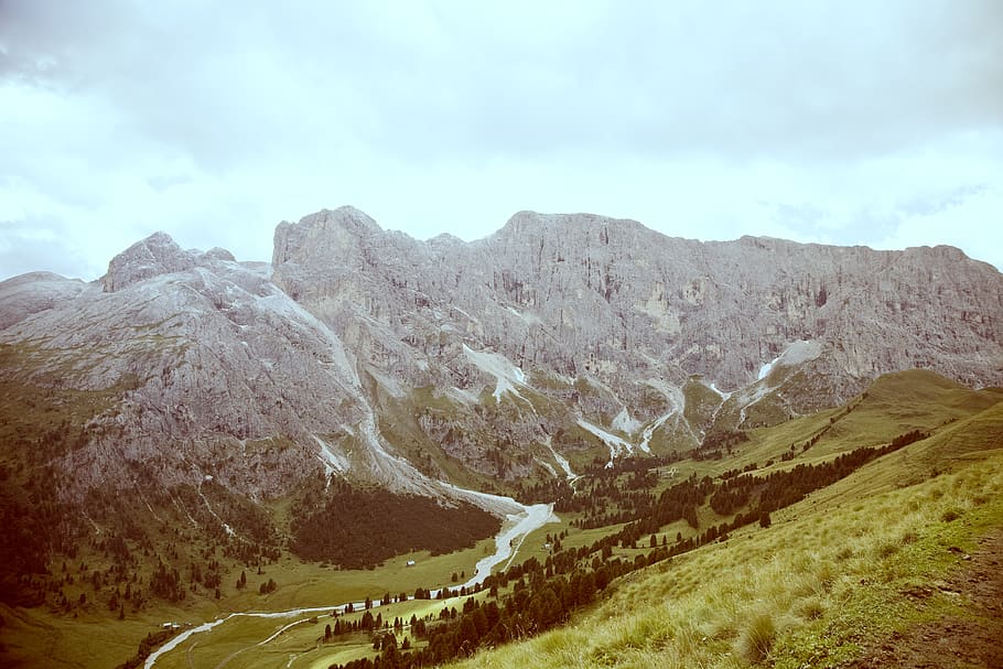 gris, formació, muntanya de roca, verd, camp, durant el dia, paisatge, muntanya, Serra, naturalesa, cel, bellesa a la natura, escenics - natura, núvol - cel, escena tranquil·la, tranquil·litat, medi ambient, escena no urbana, dia, cap gent, idíl·lic, rock, remot, a l'aire lliure, terra, carretera, cim de muntanya, 4K