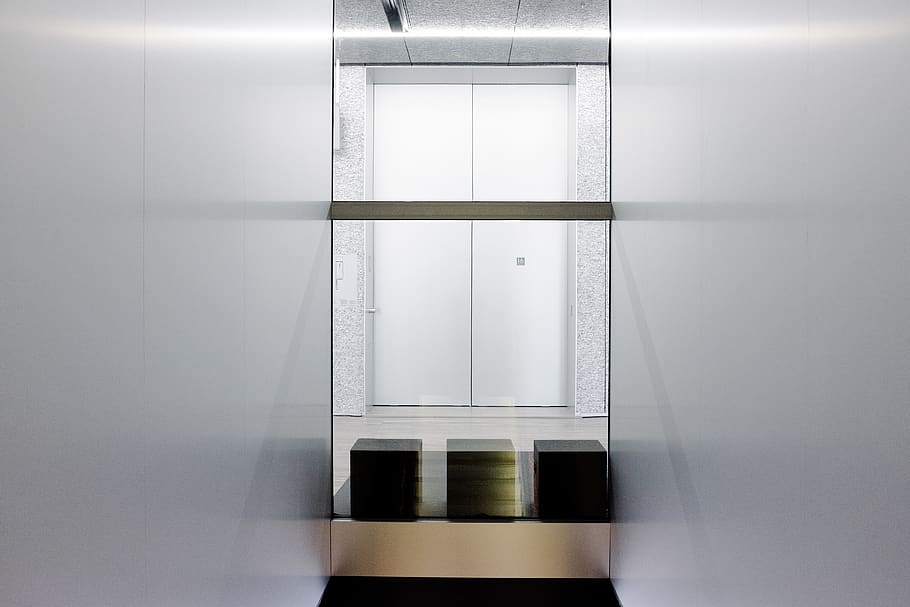habitació buida, edifici, ascensor, forn, dispositiu elèctric, microones, aparell, porta, gris, endins, disseny, simetria, modern, oficina, vidre, finestra, arquitectura, interior, metall, Itàlia, a l'interior, funció de construcció de parets, cap gent, vidre - material, dia, còpia espai, estructura construïda, Color blanc, senzillesa, interior de casa, sòls, absència, entrada, habitació domèstica, seguretat, sostre, 4K