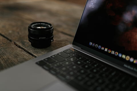 superficial, focalizare fotografie, negru, zoom, obiectiv, lângă, macbook, pro, calculator, afişa, Electronică, tastatură, laptop, ecran, tehnologie, tehnologia fără fir, comunicare, conexiune, masa, nici o persoana, echipamente de calcul, în interior, selectiv, tastatura, a închide, culoare neagră, lemn - material, natură moartă, obiectiv - instrument optic, dispozitiv portabil de informații, aparat de fotografiat - echipament fotografic, 5K, CC0, domeniu public, fără drepturi de autor