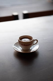 plně naplněný pohár, pohár, kávový šálek, podšálek, hrnčířství, napít se, nápoj, espresso, latte, nábytek, stůl, restaurace, kavárna, konferenční stolek, rostlina, váza, sklenice, zelený čaj, jídelna, plectrum, tyrkysový, káva, jídlo a pití, občerstvení, džbánek, káva - nápoj, nádobí, svěžest, stálý život, zaměřit se na popředí, horký nápoj, nikdo, pěnivý nápoj, cappuccino, lžíce, uvnitř, nealkoholický nápoj, 5K, CC0, veřejná doména, bez autorských práv
