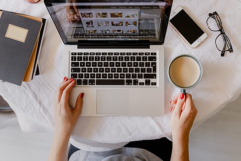 femme travaille, portable, tasse, café, macbook, ordinateur, travail, étude, bureau à domicile, Bureau, La technologie, cappuccino, en retard, espace de travail, lieu de travail, Technologie sans fil, la communication, table, une personne, meubles, adulte, lien, utilisant un ordinateur portable, main humaine, boisson, à l'intérieur, affaires, tasse à café, Nourriture et boisson, main, clavier, dactylographie, 4K, CC0, domaine public, libre de droits