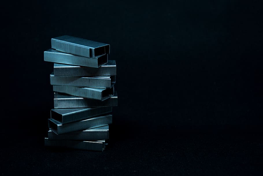 zásobník, Černá, crome, kostelní věž, kolíky, studio shot, černé pozadí, uvnitř, nikdo, temný, velká skupina objektů, kopie prostor, stálý život, tvar kostky, vystříhnout, v řadě, pozornosti, skupina objektů, noc, modrý, tvar, odraz, Zůstatek, kontejner, 2K