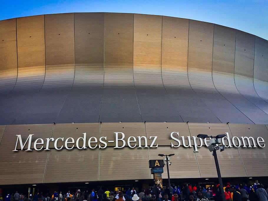 superdome, estadi, text, guió occidental, comunicació, arquitectura, multitud, grup de persones, gran grup de persones, estructura construïda, persones reals, dia, signe, dones, ciutat, viatjar, exterior de l'edifici, homes, naturalesa, esport, informació, 2K