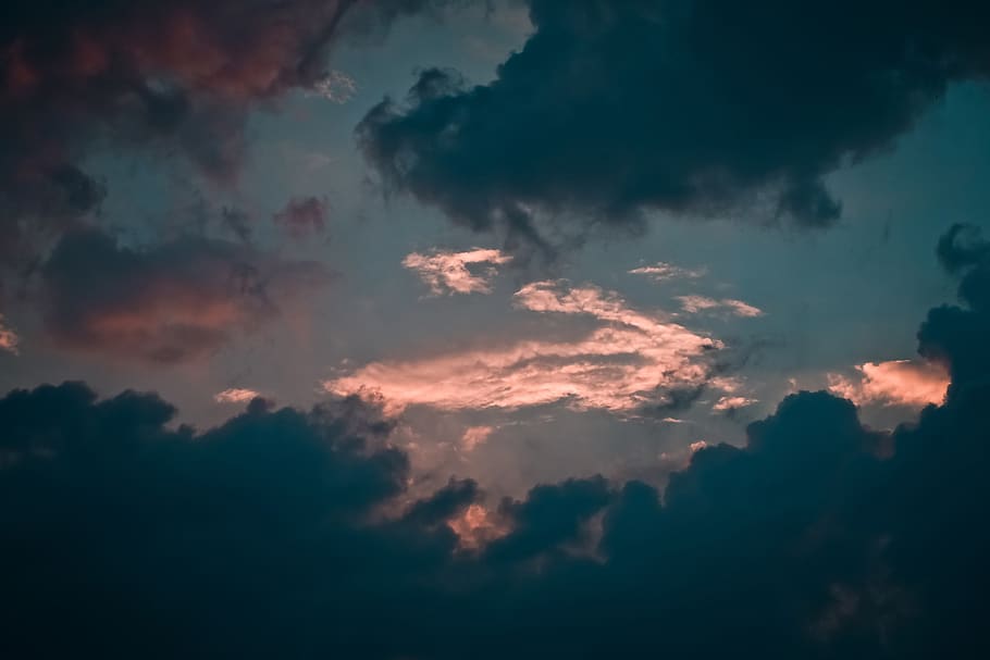 Wolken, nach vorne, Himmel, Wetter, Natur, Gewitter, Atmosphäre, Sturm, dramatisch, bedrohlich, Kraft der Natur, mystisch, Wetterstimmung, dunkel, Sturmwolken, Energie, atmosphärisch, Sommergewitter, Licht, wolke - himmel, Schönheit in der Natur, Szenen - Natur, Ruhe, Sonnenuntergang, ruhige Szene, Flachwinkelansicht, idyllisch, keine Leute, Dramatischer Himmel, Wolkengebilde, orange Farbe, draußen, Hintergründe, majestätisch, Vollbild, Silhouette, Meteorologie, 4K