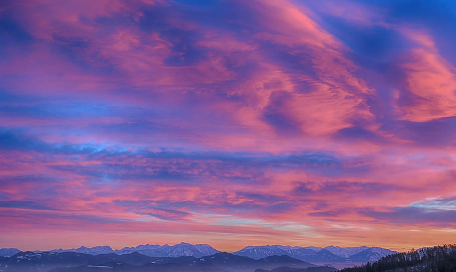 muntanya coberta de neu, núvols nimbus, retroil·luminat, blau, núvols, cloudscape, colors, dramàtica, cel dramàtic, tarda, cel, paisatge, muntanyes, naturalesa, escènic, posta de sol, arbres, fotografia gran angular, núvol - cel, muntanya, bellesa a la natura, escenics - natura, Serra, medi ambient, destinacions de viatge, hivern, vespre, escena tranquil·la, viatjar, idíl·lic, terra, cap gent, color rosa, a l'aire lliure, cim de muntanya, porpra, cel romàntic, 5K