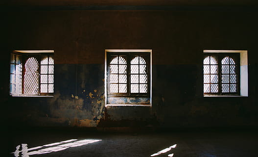 tři, zobrazení okna systému Windows, podlaha, okno, krypta, budova, slunečního světla, umění, uvnitř, pokoj, místnost, vězení, žalář, zeď, mluvil, stroj, architektura, koridor, kámen, světlo, světlice, domovní dekorace, sklo - materiál, den, stavba, nikdo, opuštěný, Dům, starý, prázdný, Příroda, domácí místnost, nástěnný prvek, absence, průhledný, okenní rám, strop, 4K