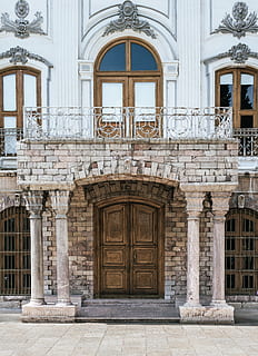 puerta, pasarela, camino, ventana, ladrillo, pavimento, acera, losa, barandilla, guijarro, porche, cortina, obturador, edificio, columna, pilar, arquitectura, decoración del hogar, arqueado, arco, estructura construida, exterior del edificio, el pasado, historia, columna arquitectonica, Entrada, día, nadie, destinos de viaje, fachada, antiguo, religión, lugar de adoración, viaje, creencia, al aire libre, florido, 4K, CC0, dominio público, libre de derechos