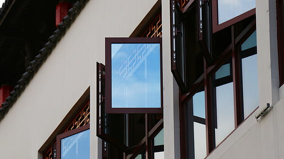 ventanas abiertas, edificio, arquitectura, ventana, pretil, barandilla, edificio de oficinas, decoración del hogar, triángulo, claraboya, madera, puerta, alojamiento, piso, urbano, pantalla, pantalla LCD, monitor, electrónica, estructura construida, exterior del edificio, nadie, día, cielo, comunicación, tecnología, vista de ángulo bajo, material de vidrio, ciudad, al aire libre, naturaleza, Distrito residencial, reflexión, moderno, casa, 5K, CC0, dominio público, libre de derechos