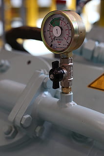 Ingenieurwesen, Ventil, Werkstatt, Motor, Technologie, Ausrüstung, Mechaniker, Motor-, industriell, Ingenieur, Maschine, Industrie, Arbeit, Druck, Dampf, Spur, Maschinen, Fabrik, Metall, drinnen, Nahansicht, keine Leute, Herstellungsausrüstung, Fokus auf den Vordergrund, Messinstrument, Maschinenteil, Geschäft, Druckanzeige, Nummer, Richtigkeit, Herstellung, Legierung, industrielle Ausrüstung, 5K