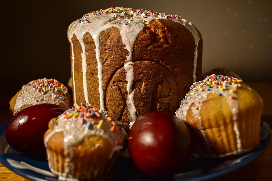 Eier, Ostern, xb, Kuchen, Backen, Ernährung, Lebensmittel, Dessert, Essen und Trinken, Süßes Essen, Süss, Versuchung, Nahansicht, Frische, Genuss, ungesunde Ernährung, Stillleben, Feier, keine Leute, gebacken, drinnen, fertig für den Verzehr, Urlaub, Studioaufnahme, Tabelle, schwarzer Hintergrund, Snack, Muffin, 5K