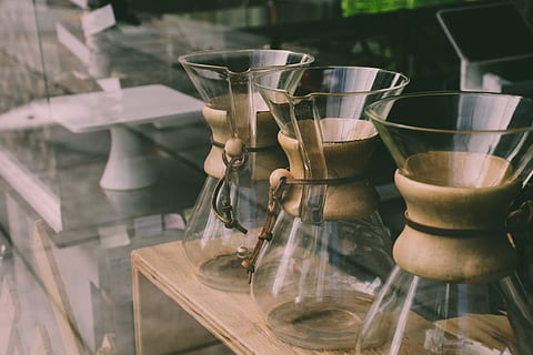 tre vasi di vetro, caffè, caffetteria, contenitore, tazza, posate, decorazione, design, bere, cibo, mobilia, bicchiere, oggetti di vetro, in casa, utensili da cucina, moderno, pentola, ristorante, tavolo, vasellame, utensile, vetro - materiale, trasparente, cibo e bevande, nessuno, riflessione, giorno, attrezzature domestiche, finestra, caffè - bevanda, rinfresco, natura morta, avvicinamento, concentrarsi sulle conoscenze acquisite, bar, 5K, CC0, dominio pubblico, privo di copyright