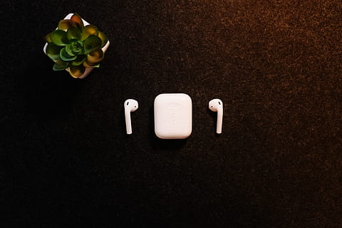 Hardware-, Elektronik, Maus, Computer, minimal, Apfelprodukt, Apfel, Technologie, Apfel Zeug, Luftkapseln, airpods, Technik, elektrisches Gerät, Schalter, Adapter, Anrichte, Möbel, Telefon, Headset, Kopfhörer, Lebensmittel, Essen und Trinken, drinnen, schwarzer Hintergrund, direkt darüber, keine Leute, Studioaufnahme, Frische, kopieren sie platz, Stillleben, Wohlbefinden, Nahansicht, Humor, gesundes Essen, in einer Reihe, High Angle View, Spaß, Genuss, Blatt, Süßes Essen, Versuchung, 5K, CC0, gemeinfrei, lizenzfrei
