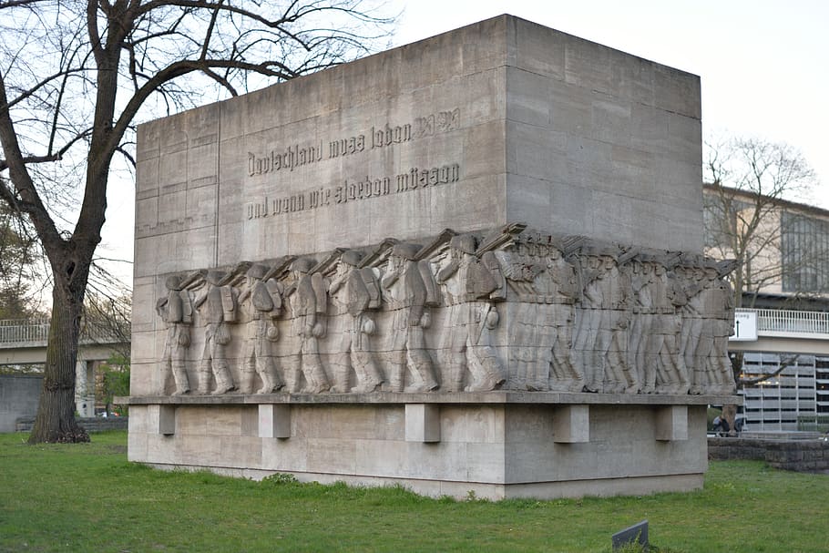 monument, guerra, soldats, Alemanya, memorial, estàtua, commemorar, guerrero, militar, exèrcit, víctimes, arquitectura, estructura construïda, arbre, planta, art i artesania, escultura, dia, destinacions de viatge, naturalesa, història, exterior de l'edifici, el passat, cap gent, representació humana, artesania, representació, herba, viatjar, a l'aire lliure, govern, civilització antiga, 5K