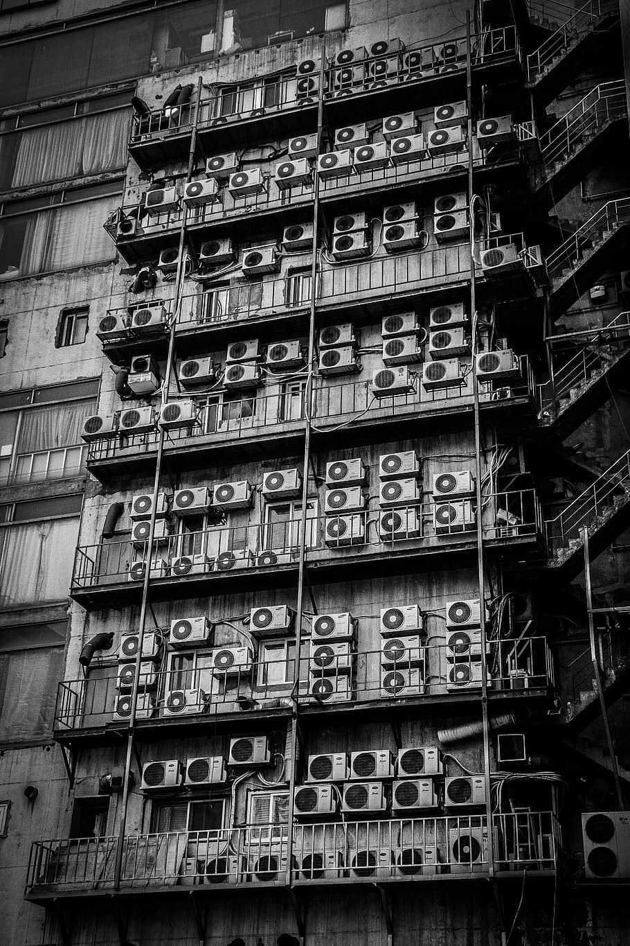 edifici en escala de grisos, arquitectura, estructura construïda, exterior de l'edifici, vista d’angle baix, edifici, cap gent, dia, en fila, finestra, barri residencial, a l'aire lliure, marc complet, apartament, aire acondicionat, costat a costat, ciutat, abundància, fons, repetició, paret, 5K