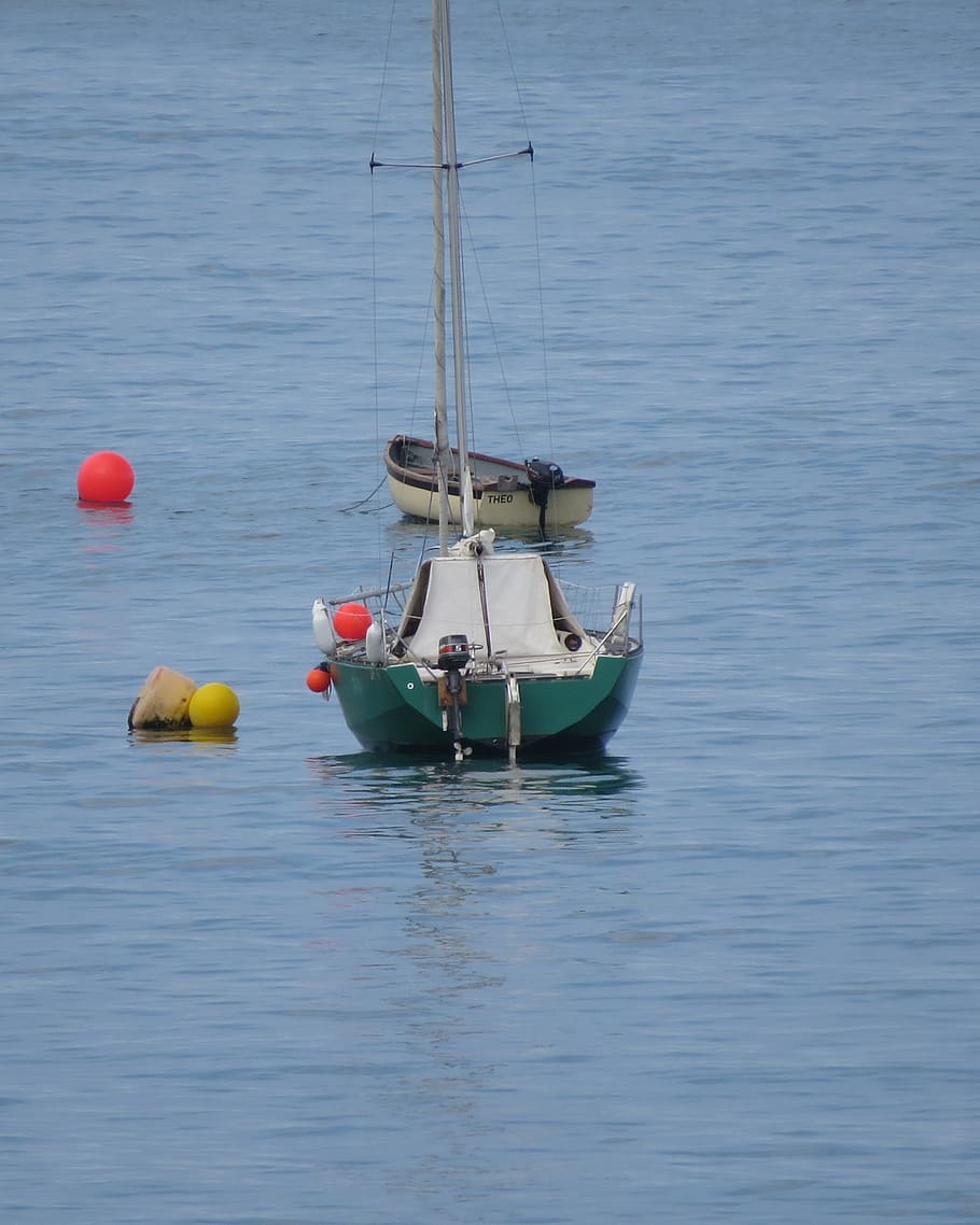 båd, trawler, vand, havnefronten, transportmidler, nautiske fartøj, hav, transportform, dag, natur, bøje, ingen mennesker, scenics - natur, skønhed i naturen, udendørs, piblede, rolig scene, flydende, fortøjet, ro, flyder på vandet, sejlbåd, oppustelige, fiskebåd, 2K