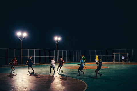 gade fodbold, sport, gruppe af mennesker, atlet, nat, samarbejde, sportshold, øver sig, spille, konkurrence, herrer, holdsport, belyst, fuld længde, mennesker, stadion, gruppe, bevægelse, rigtige mennesker, sund livsstil, match - sport, 5K, CC0, offentligt domæne, royaltyfrie