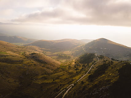berg overdag, berg-, natuur, kam, buitenshuis, bergketen, Italië, landschap, weg, calascio, Rocca Calascio, platteland, wolk, pad, helling, heuvel, bergen, drone uitzicht, wildernis, zonlicht, scenics - natuur, hemel, schoonheid in de natuur, wolk - lucht, milieu, rustige scène, kalmte, niet-stedelijke scène, idyllisch, geen mensen, dag, afgelegen, vallei, land-, bergtop, 4K, CC0, publiek domein, royaltyvrij