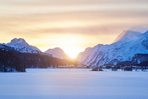 de munte, snowfield, nori, rece, zori de zi, lumina zilei, dimineata devreme, îngheţ, geros, îngheţat, case, gheaţă, peisaj, munţi, natură, pitoresc, cer, zăpadă, munți acoperiți de zăpadă, soare, copaci, vreme, iarnă, temperatura rece, Munte, scenice - natura, o scenă liniștită, frumusețe în natură, apus de soare, liniște, mediu inconjurator, nor - cer, nici o persoana, copac, teren, un munte acoperit de zăpadă, 5K, CC0, domeniu public, fără drepturi de autor