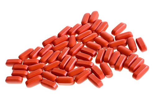 fons, cura, primer pla, fred, color, dieta, metge, salut, saludable, Munt, ajuda, hospital, malalt, aïllat, molts, medicina, nutrició, farmacèutica, farmàcia, pastilla, verí, vermell, malaltia, tauleta, tractament, vitamina, , salut i medicina, dosi, tallar, suplement nutricional, tir de l'estudi, fons blanc, càpsula, estil de vida saludable, gran grup d'objectes, antibiòtic, Color blanc, benestar, menjar, fer dieta, menjar i beguda, biologia, antioxidant, 2K, CC0, domini públic, lliure de regalies