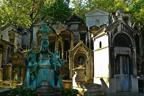 grave, graveyard, cemetry, built structure, architecture, building exterior, building, sculpture, spirituality, religion, statue, tree, art and craft, place of worship, representation, belief, human representation, no people, plant, day, creativity, outdoors, 1080P, CC0, public domain, royalty free