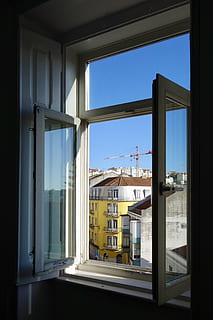 åbent vindue, hjem indretning, vindue, dør, blog, vista, sommer, skydedør, vindueskygge, gardin, foldedør, etage, bygning, udsigt, blå himmel, gul, Airbnb, Portugal, kran, lissabon, gulve, arkitektur, glas - materiale, gennemsigtig, bygget struktur, himmel, indendørs, dag, ingen mennesker, natur, skyfri himmel, sollys, by, åben, blå, vand, vinduesramme, 4K, CC0, offentligt domæne, royaltyfrie