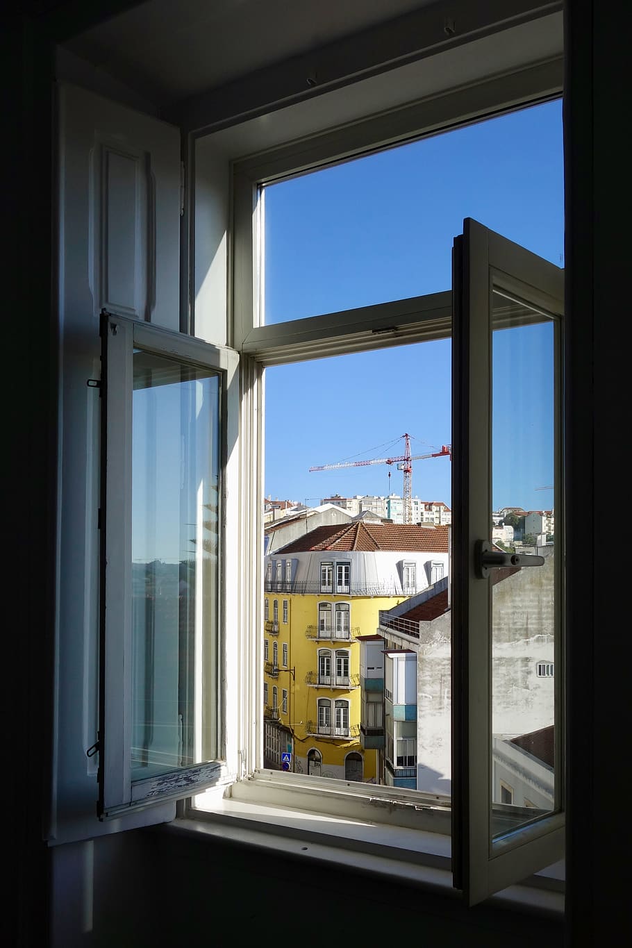 åbent vindue, hjem indretning, vindue, dør, blog, vista, sommer, skydedør, vindueskygge, gardin, foldedør, etage, bygning, udsigt, blå himmel, gul, Airbnb, Portugal, kran, lissabon, gulve, arkitektur, glas - materiale, gennemsigtig, bygget struktur, himmel, indendørs, dag, ingen mennesker, natur, skyfri himmel, sollys, by, åben, blå, vand, vinduesramme, 4K