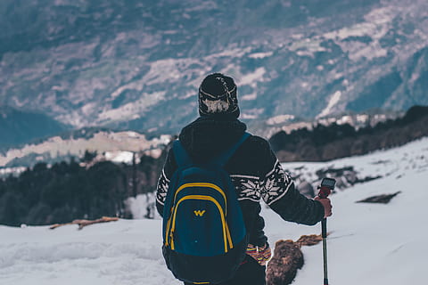 om, negru, alb, sacou, albastru, rucsac, zăpadă de schi, alpinist, nori, rece, lumina zilei, timpul zilei, explorare, în aer liber, persoană, zăpadă, iarnă, temperatura rece, Munte, Activitatea de agrement, oameni adevărați, sport de iarna, îmbrăcăminte, de munte, sportiv, haine calde, o persoana, stiluri de viață, vedere din spate, echipament sportiv, vacanţă, natură, vacante, aventură, ski-uzură, un munte acoperit de zăpadă, vacanță de schi, 5K, CC0, domeniu public, fără drepturi de autor