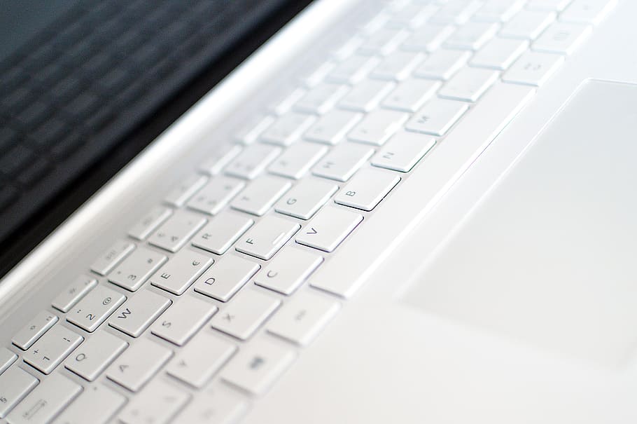 portàtil, teclat, touchpad, entrada, ordinador, tecnologia, quadern, oficina, treballar, estudiants, negocis, modern, teclat d’ordinador, primer pla, equips informàtics, comunicació, cap gent, part de l’ordinador, connexió, tecnologia sense fils, a l'interior, enfocament selectiu, centrar-se en primer pla, clau d’ordinador, vista d’angle alt, alfabet, natura morta, carta, 5K