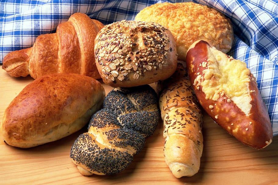 pila, al forn, pans, fleca, pa, rotlles de pa, pastes, croissant, menjar, grans, saludable, cuina, rosella, menjar i beguda, frescor, a l'interior, benestar, alimentació saludable, primer pla, llest per menjar, natura morta, taula, cap gent, llesca de pa, vista d’angle alt, bun, marró, indulgència, berenar, placa, menjar francès, esmorzar, pa marró, 2K