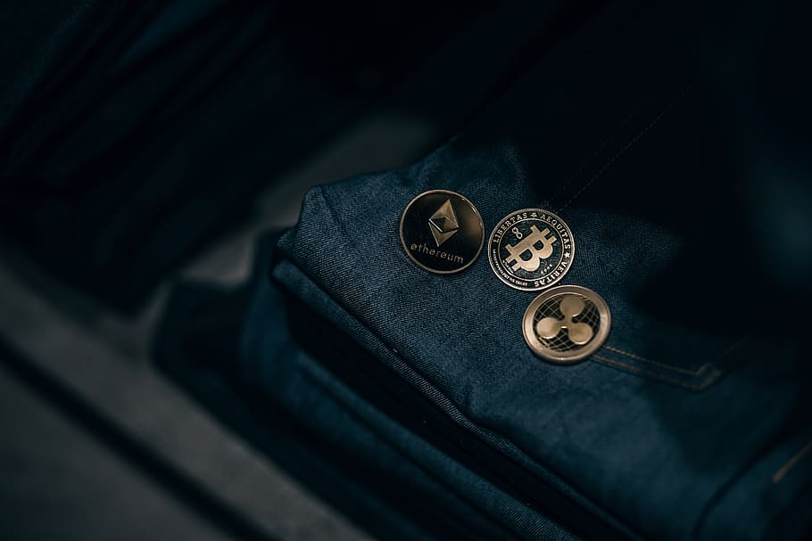daurat, monedes de criptomoneda, posada, superior, denim jeans, texans., cryptocurrencies, acceptat, botiga., a l'interior, primer pla, natura morta, roba, texans, tèxtil, bossa, moda, roba casual, blau, cap gent, veure, negocis, tir de l'estudi, butxaca, centrar-se en primer pla, enfocament selectiu, temps, tecnologia, cuir, accessori personal, 5K