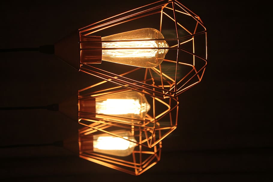 สาม sconces ลง, ส่องสว่าง, อุปกรณ์ให้แสงสว่าง, หลอดไฟฟ้า, ที่เร่าร้อน, ไฟฟ้า, เทคโนโลยี, ในบ้าน, กลางคืน, มืด, พื้นหลังสีดำ, แสง - ปรากฏการณ์ธรรมชาติ, สตูดิโอยิง, ไม่มีคน, การผลิตเชื้อเพลิงและพลังงาน, เบา, ใย, ใกล้ชิด, โลหะ, สัมพันธ์, สดใส, 4K